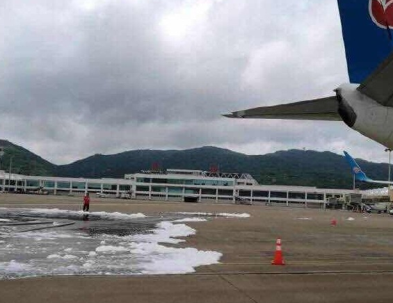 烏龍！長安航空首航飛機珠海機場“過水門” 消防車誤噴泡沫致飛機停飛
